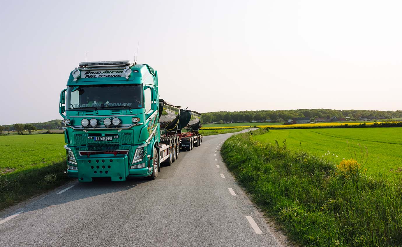 Transport med släp på landsväg